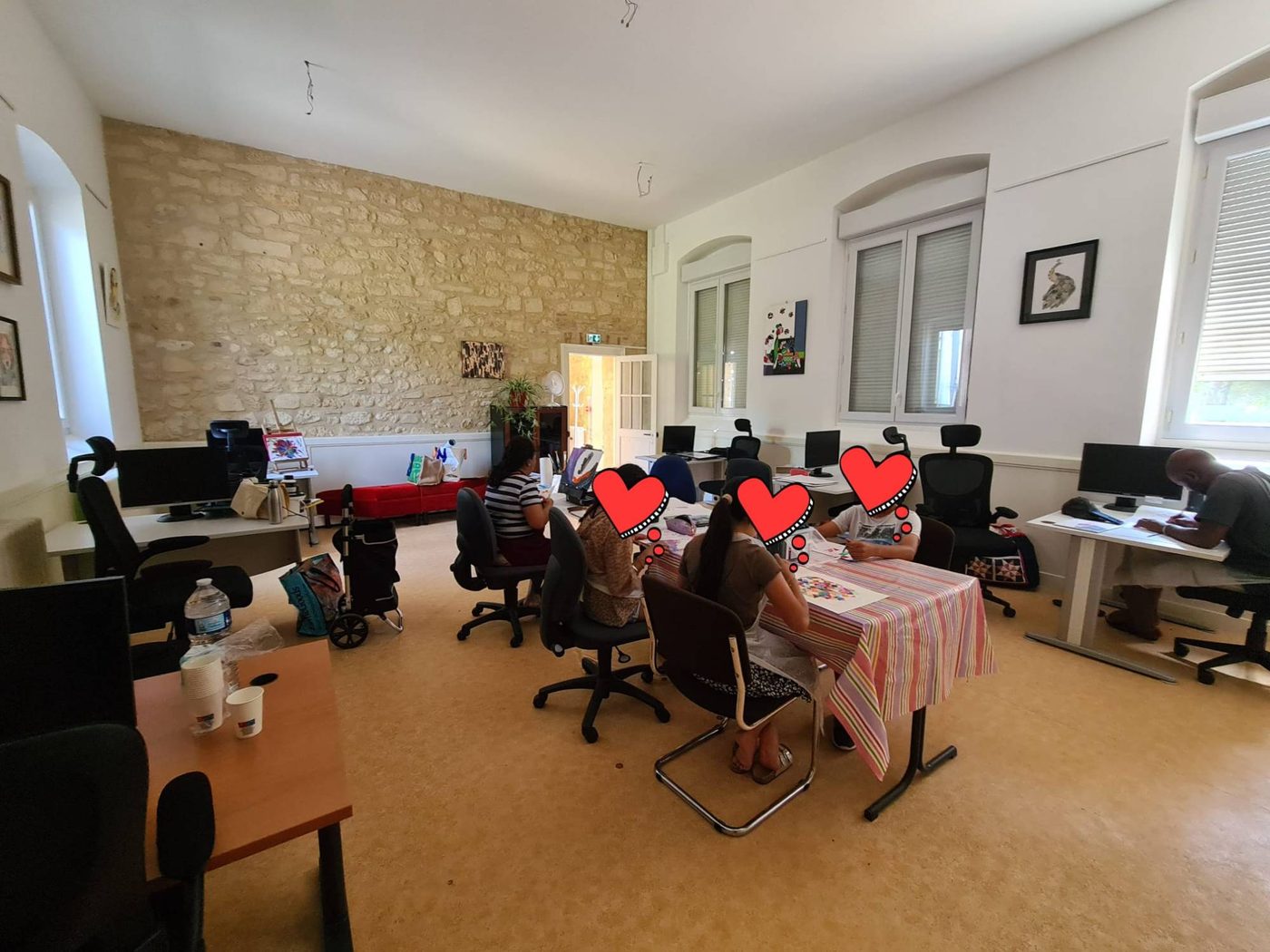 Participants de l'atelier artistique de Condat en train de peindre