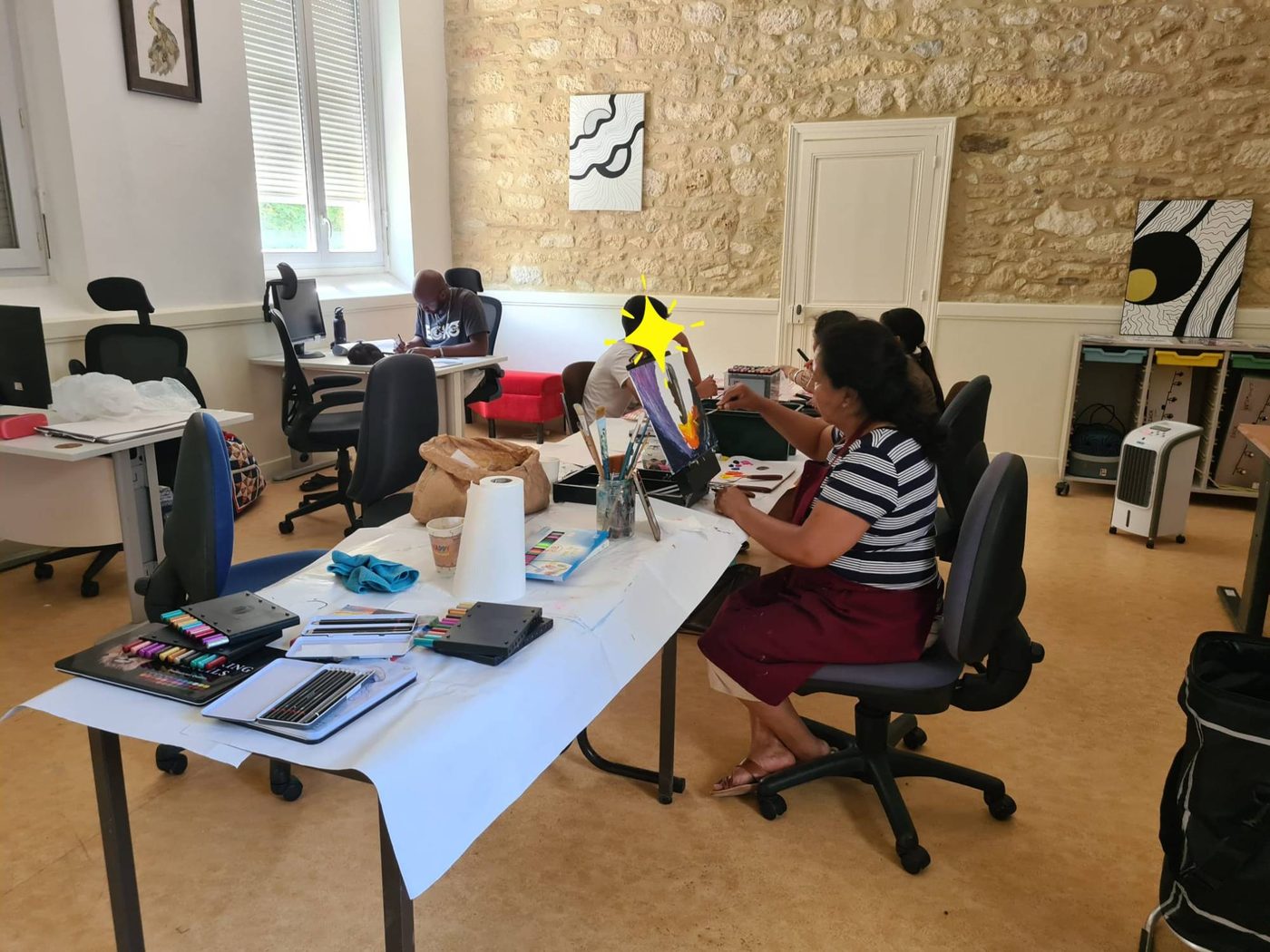 Participants de l'atelier artistique de Condat en train de peindre