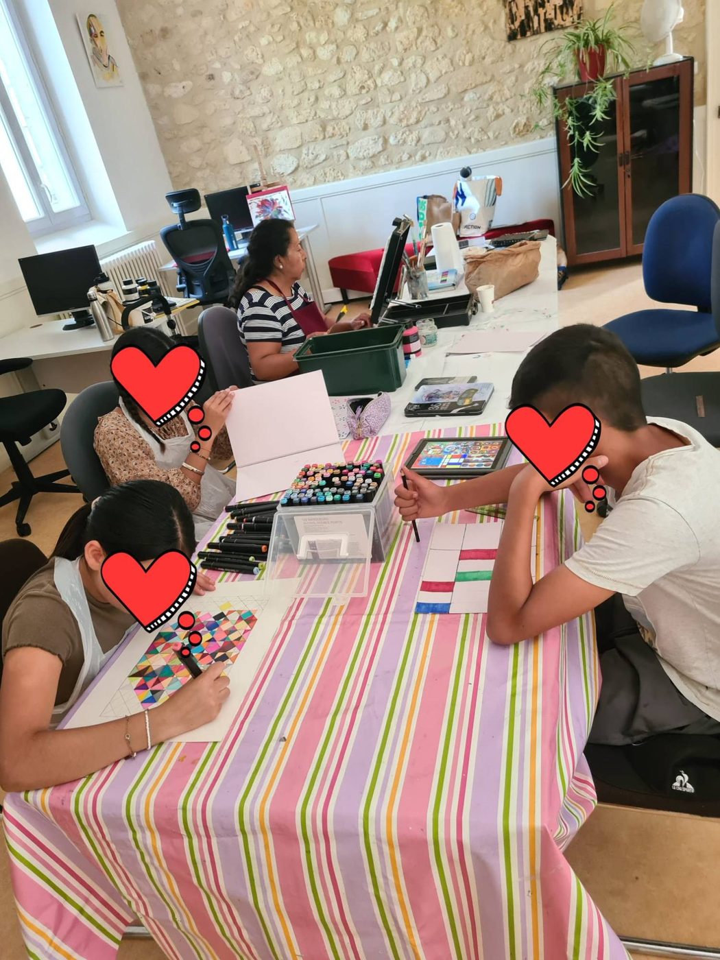 Participants de l'atelier artistique de Condat en train de peindre