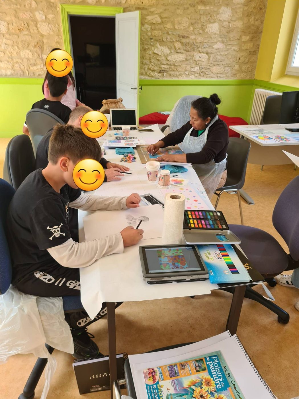 Participants de l'atelier artistique de Condat en train de peindre