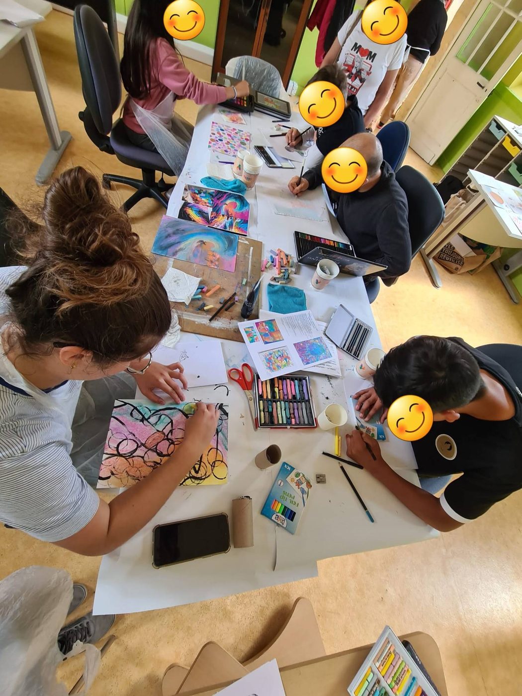 Participants de l'atelier artistique de Condat en train de peindre