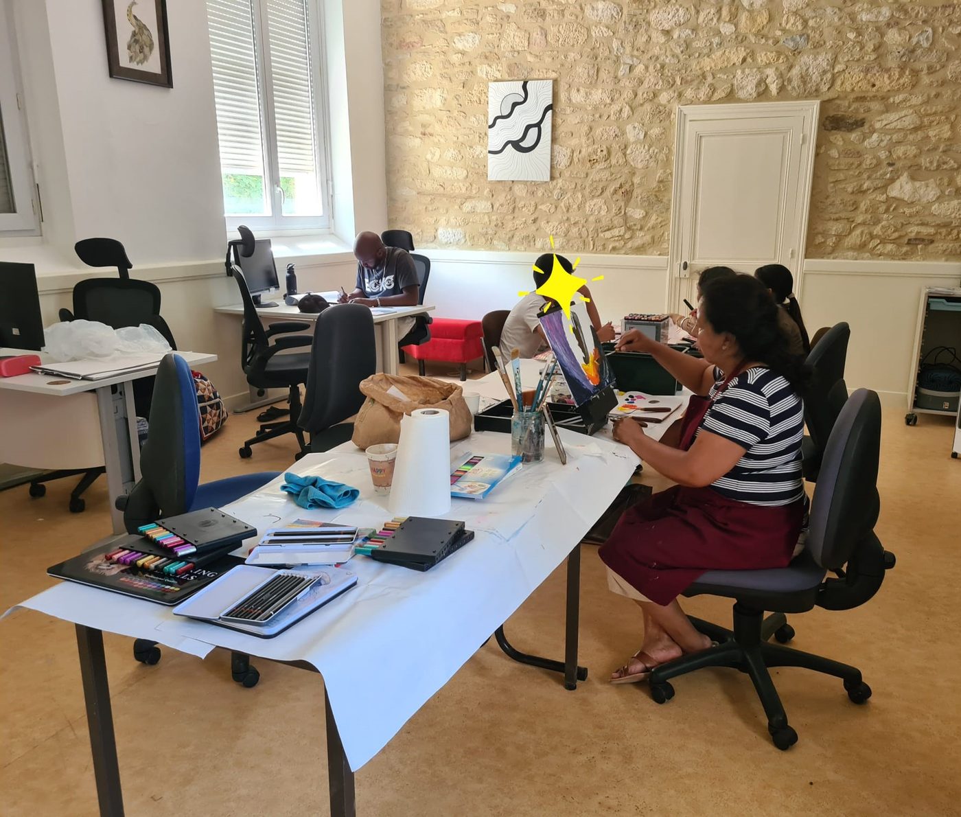 Participants de l'atelier loisirs créatifs de Condat en train de créer