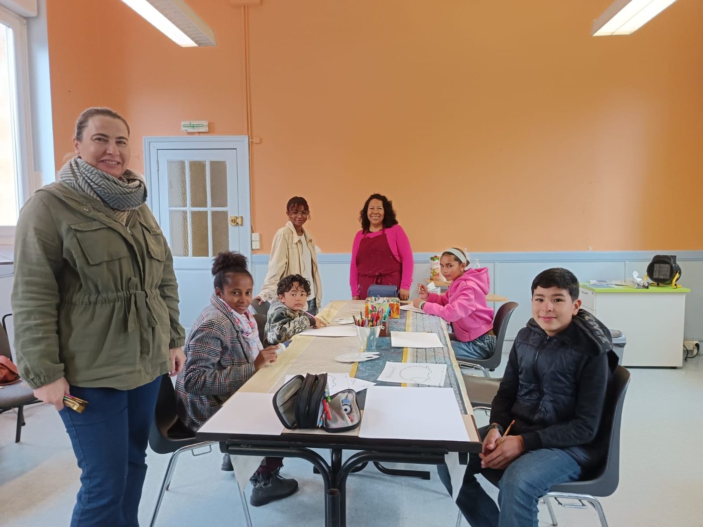 Participants de l'atelier loisirs créatifs de Condat en train de créer