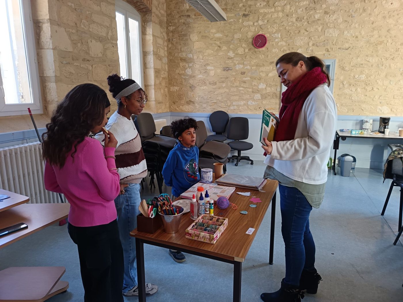 Participants de l'atelier loisirs créatifs de Condat en train de créer