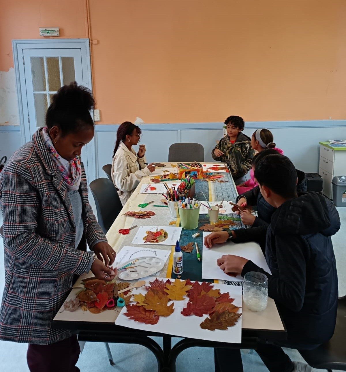 Participants de l'atelier loisirs créatifs de Condat en train de créer